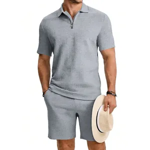 Vue détaillée de l'ensemble polo et short en jacquard gris pour homme avec col zippé