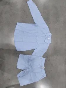 Vista dettagliata del set camicia di lino azzurra e pantaloncini coordinati stesi