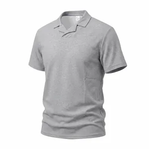 Detalle de la textura del polo gris de manga corta con cuello cubano y rayas verticales