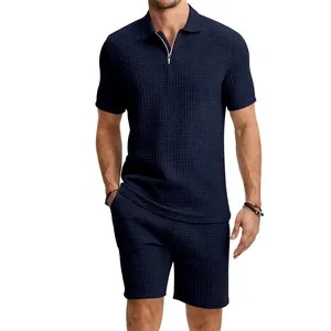 Vue détaillée de l'ensemble jacquard bleu marine pour hommes avec polo zippé et short