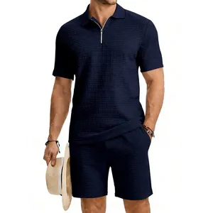 Vue détaillée du tissu gaufré bleu marine sur l'ensemble polo pour hommes zippé