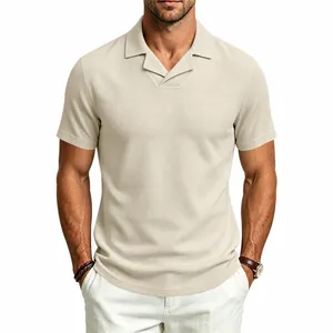 Polo de punto texturizado para hombre con cuello cubano beige para estilo casual