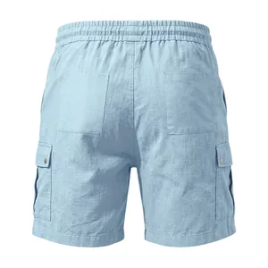 Vue arrière d'un short cargo en coton et lin bleu clair avec poches à rabat.