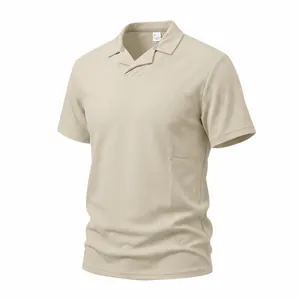 Primer plano de un polo de punto beige para hombre con cuello cubano y textura vertical