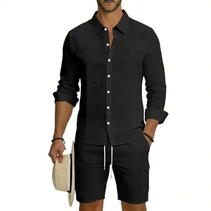 Set da uomo in lino nero con camicia a maniche lunghe e pantaloncini cargo vacanza
