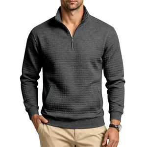 Detalle de sudadera para hombre en gris oscuro con jacquard de cuadros y cuello con cremallera