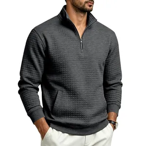 Detalle de sudadera para hombre gris oscuro con cremallera y textura acolchada.