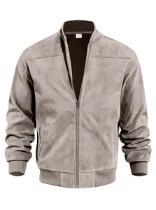 Detalle de chaqueta bomber de ante gris pardo para hombre con textura suave