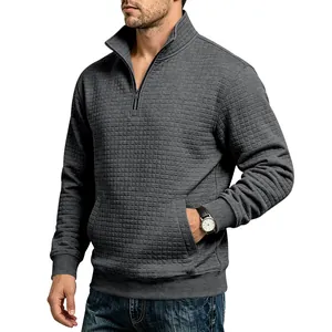 Detalle de sudadera gris para hombre con jacquard de cuadros y cuello alto con media cremallera