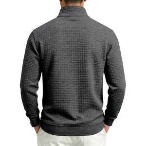 Detalle de la vista posterior de la sudadera gris para hombre con jacquard