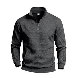 Detalle de sudadera para hombre con media cremallera y textura jacquard de cuadros grises
