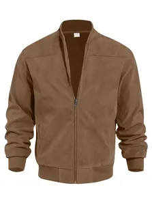 Vista frontal de una chaqueta de ante marrón para hombre con cremallera y cuello alto