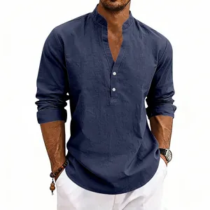 Detail eines blauen Leinen-Henley-Hemdes für Herren mit Stehkragen und Stoffstruktur.