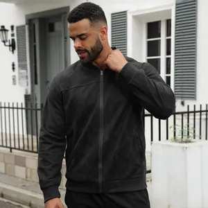Chaqueta casual de gamuza para hombre con cuello alto en una elegante escena exterior