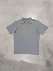 Vista detallada de un polo gris de hombre de manga corta con tejido de canalé fino.