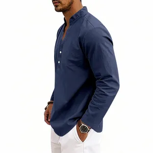 Seitenansicht des Herren Henley-Hemdes aus marineblauem Leinen mit Stehkragen-Detail