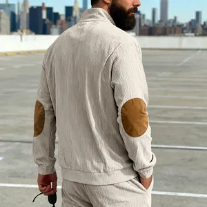 Gedetailleerd achteraanzicht van beige corduroy heren sweatshirt met elleboogstukken