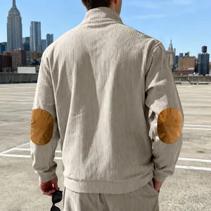Achteraanzicht van beige corduroy sweatshirt voor heren met bruine elleboogstukken