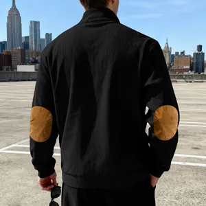 Achteraanzicht van een zwart corduroy herensweatshirt met bruine elleboogstukken