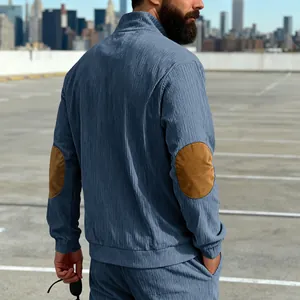 Detailopname van het blauwe corduroy heren sweatshirt met bruine elleboogstukken