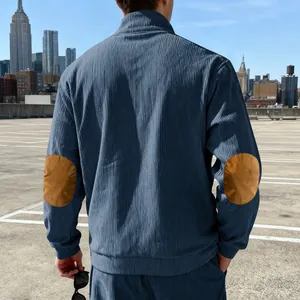 Achteraanzicht van blauw corduroy heren sweatshirt met bruine elleboogstukken