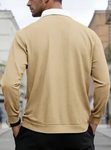 Vista trasera de un polo de manga larga de punto de gofre caqui para hombre en la ciudad