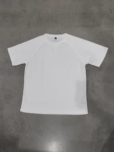 Vue détaillée du t-shirt à manches courtes raglan pour hommes en texture gaufrée blanche