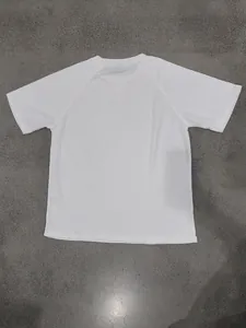 Détail d'un t-shirt blanc en maille gaufre à manches raglan pour l'été respirant