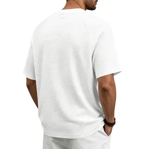 Vue arrière détaillée montrant la texture gaufrée blanche sur t-shirt homme raglan.