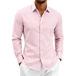 Nahaufnahme eines hellrosa Business-Casual-Langarmhemdes für Herren mit Tasche