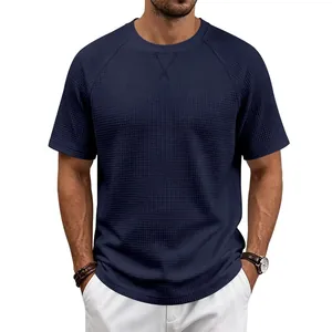 Détail de la texture maille gaufrée bleu marine sur un t-shirt homme à manches raglan