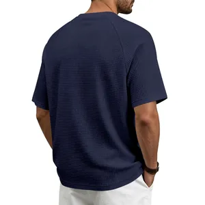 Vue arrière détaillée du t-shirt raglan bleu marine en maille gaufrée haute qualité