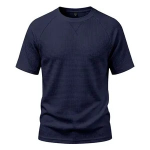 Détail de la texture gaufrée bleu marine sur t-shirt respirant à manches raglan