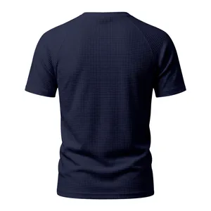 Vue détaillée du dos d'un t-shirt bleu marine pour hommes avec texture gaufrée et manches raglan
