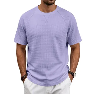 Gros plan d'un t-shirt à manches raglan gaufré pour homme en violet clair pour l'été