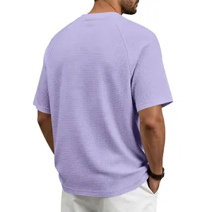 Vue de dos d'un t-shirt homme en maille gaufrée violette avec manches raglan et texture