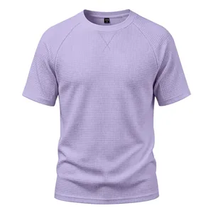Gros plan sur un t-shirt gaufré lavande pour homme avec manches raglan et tissu respirant