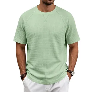Détail du t-shirt homme vert menthe en maille gaufrée avec texture respirante