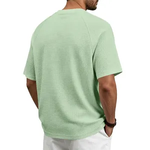 Détail du dos montrant la texture et les manches raglan de ce t-shirt gaufré vert