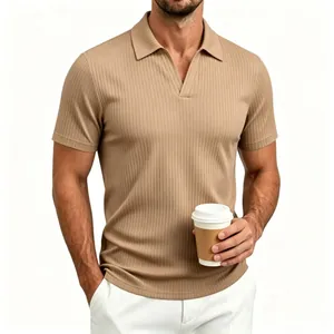 Detalle de polo de hombre con textura acanalada en color caqui y diseño de cuello abierto