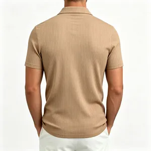 Detalle posterior de polo de hombre acanalado color canela con textura fina y corte