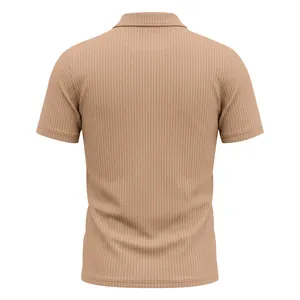 Vista posterior del polo de hombre caqui de manga corta con textura acanalada