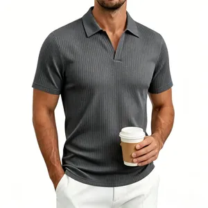 Detalle de polo gris acanalado para hombre con acabado texturizado y cuello de pico