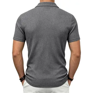 Vista trasera de polo para hombre en gris con tejido de canalé vertical y manga corta