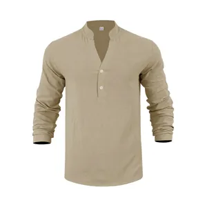 Detailansicht eines Herren Leinen-Henley-Shirts in Khaki mit Stehkragen