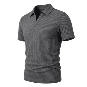 Polo de hombre gris de manga corta con textura acanalada y cuello en V con solapa.