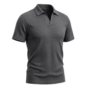 Vista detallada de la textura acanalada vertical de un polo de hombre gris oscuro
