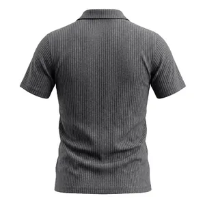 Vista trasera de polo gris oscuro con textura de rayas verticales para hombre casual.