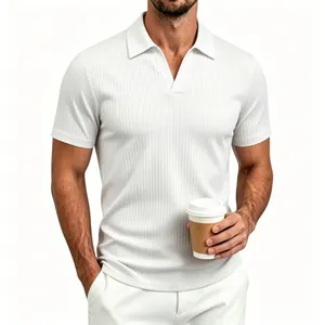 Primer plano de polo blanco para hombre con textura jacquard de canalé vertical