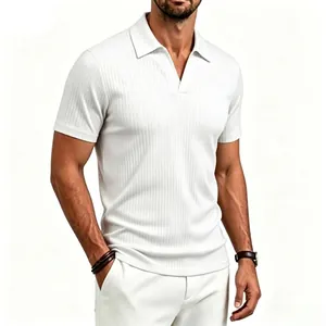 Primer plano de polo blanco de manga corta con textura acanalada para hombre de negocios